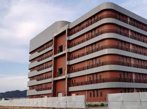 玻璃幕墻與鋁單板幕墻該怎樣抉擇呢?及其鋁單板的用途是什么？